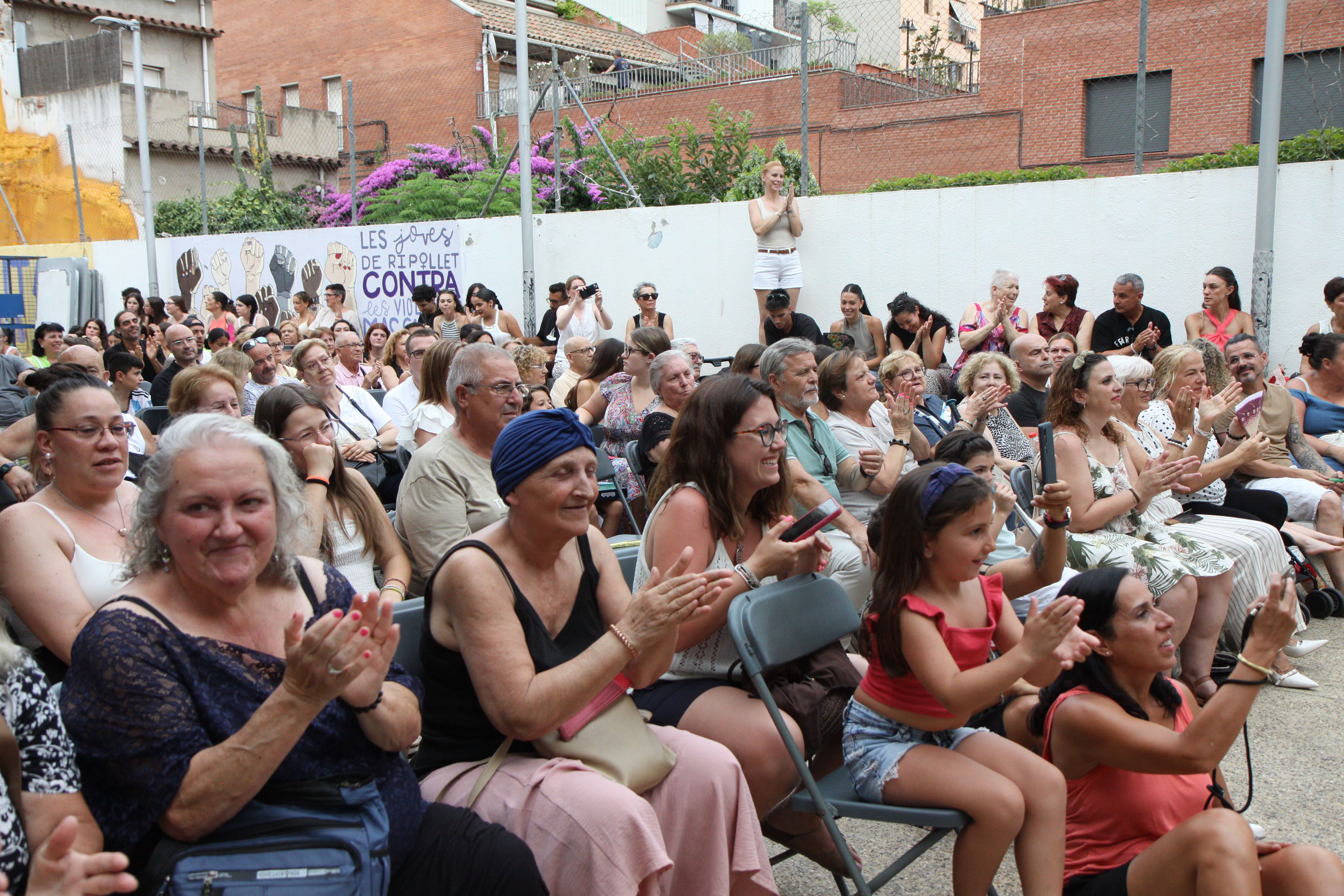 Públic entregat durant el fi de curs de l'escola Danza Joven. Foto: Laia Jubany