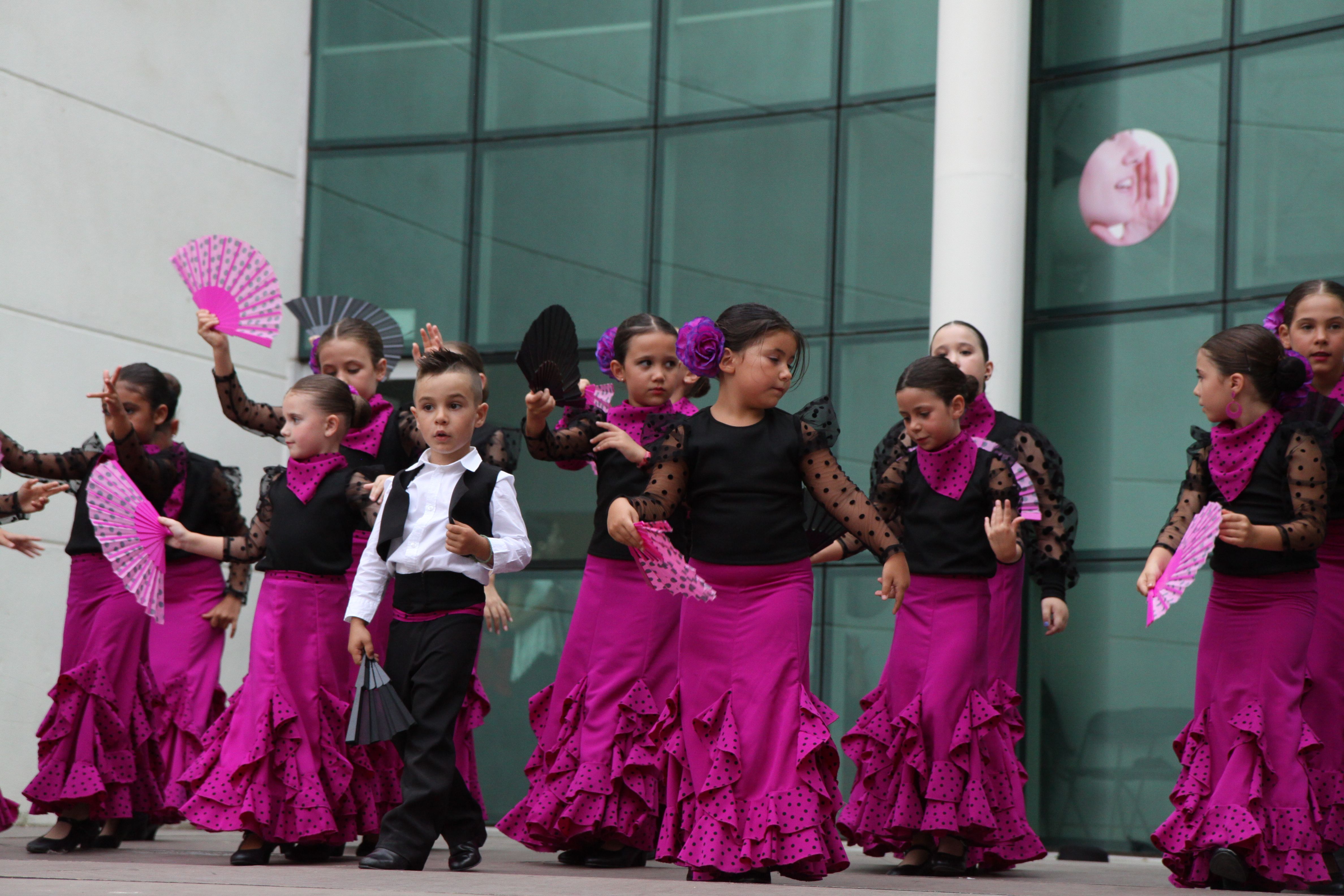 Els més petits han coquistat al públic al fi de curs de l'escola Danza Joven. Foto: Laia Jubany