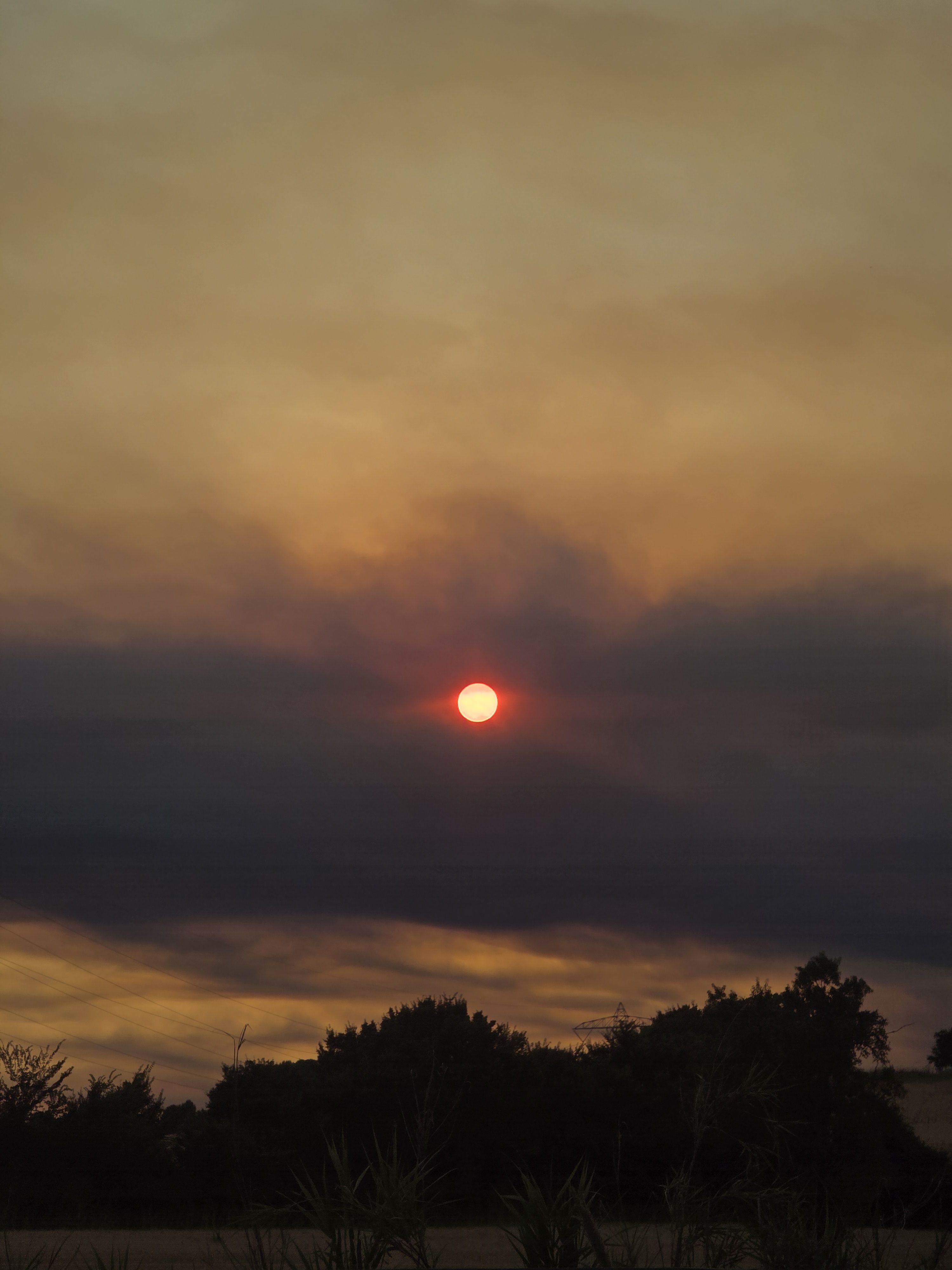 Fum dels incendis vistos des de Ripollet. FOTO: Marc Mata