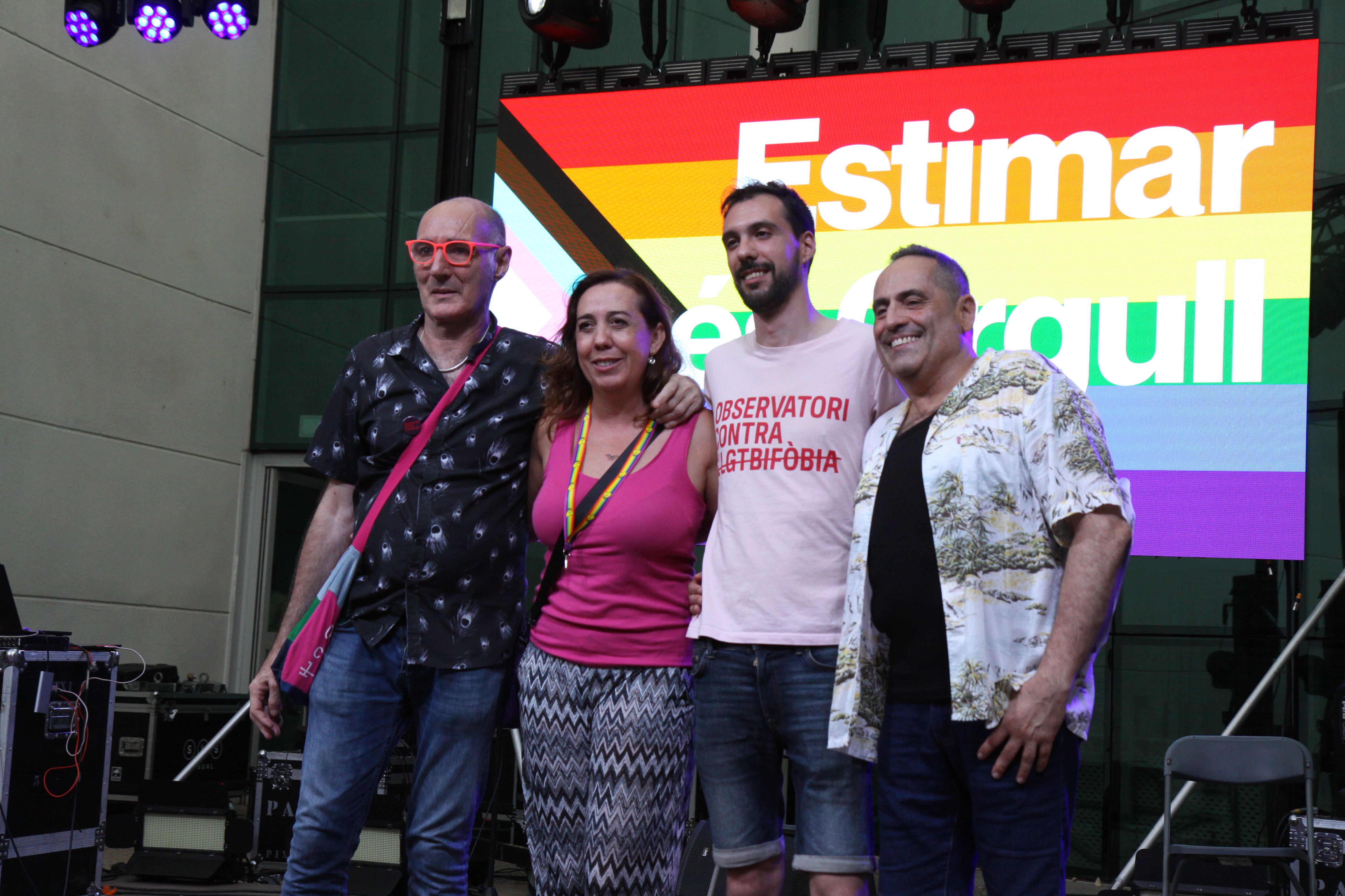 Montse Arráez, Gais Positius i l’Observatori contra l’LGTBI-fòbia han llegit el manifest d'enguany. Foto: Laia Jubany