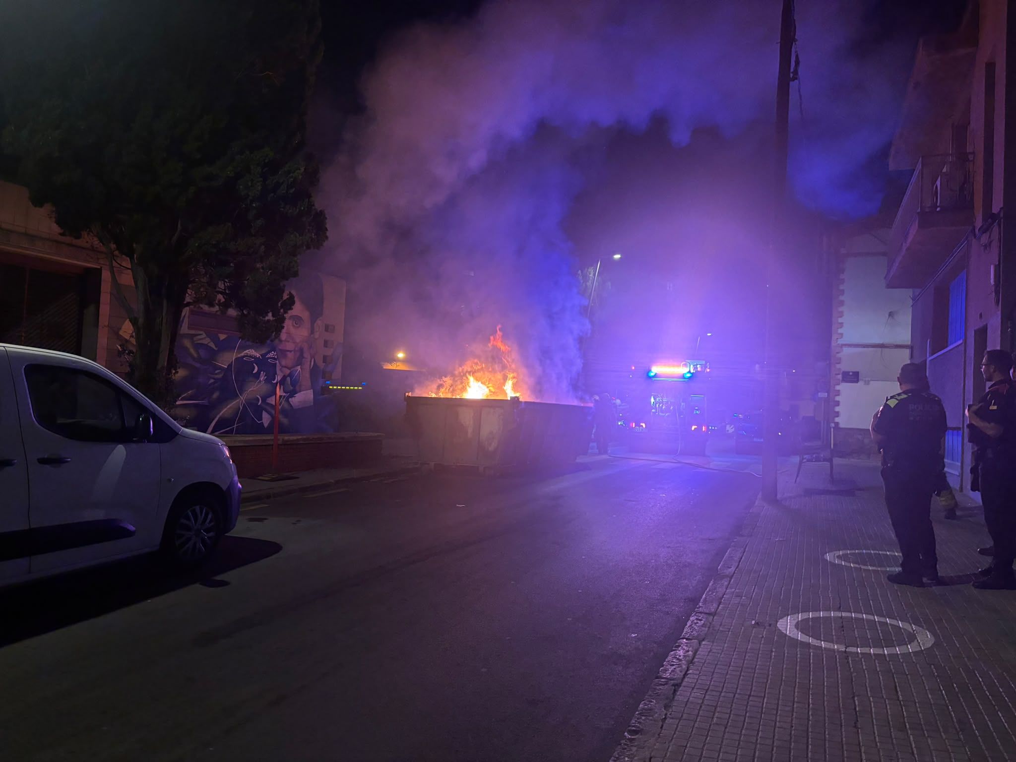 Incendi al carrer Calvari, davant el Casal d'Avis. Foto: Cedida