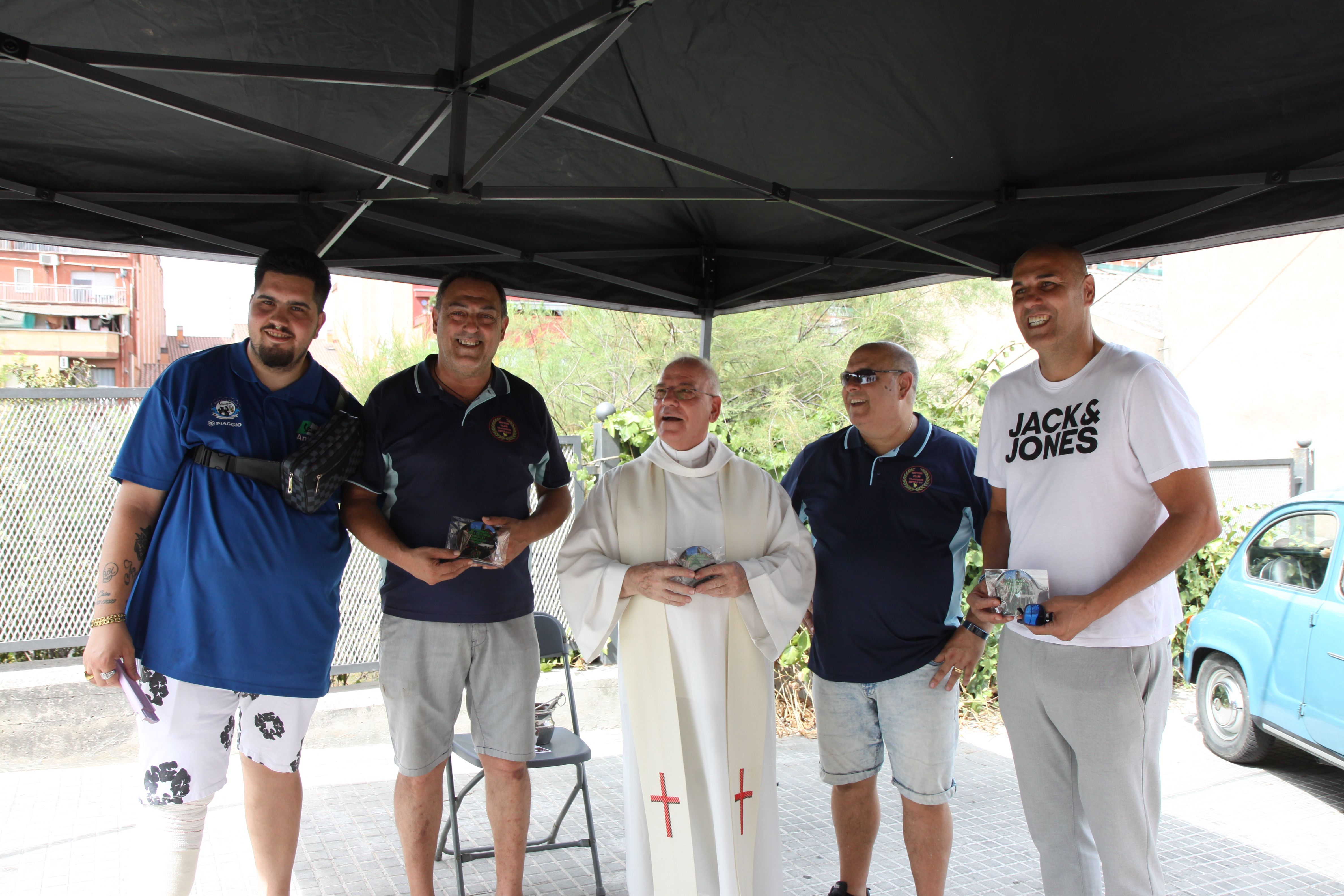 Foto de família del Motor Club Ripollet i el mossèn. Foto: Laia Jubany