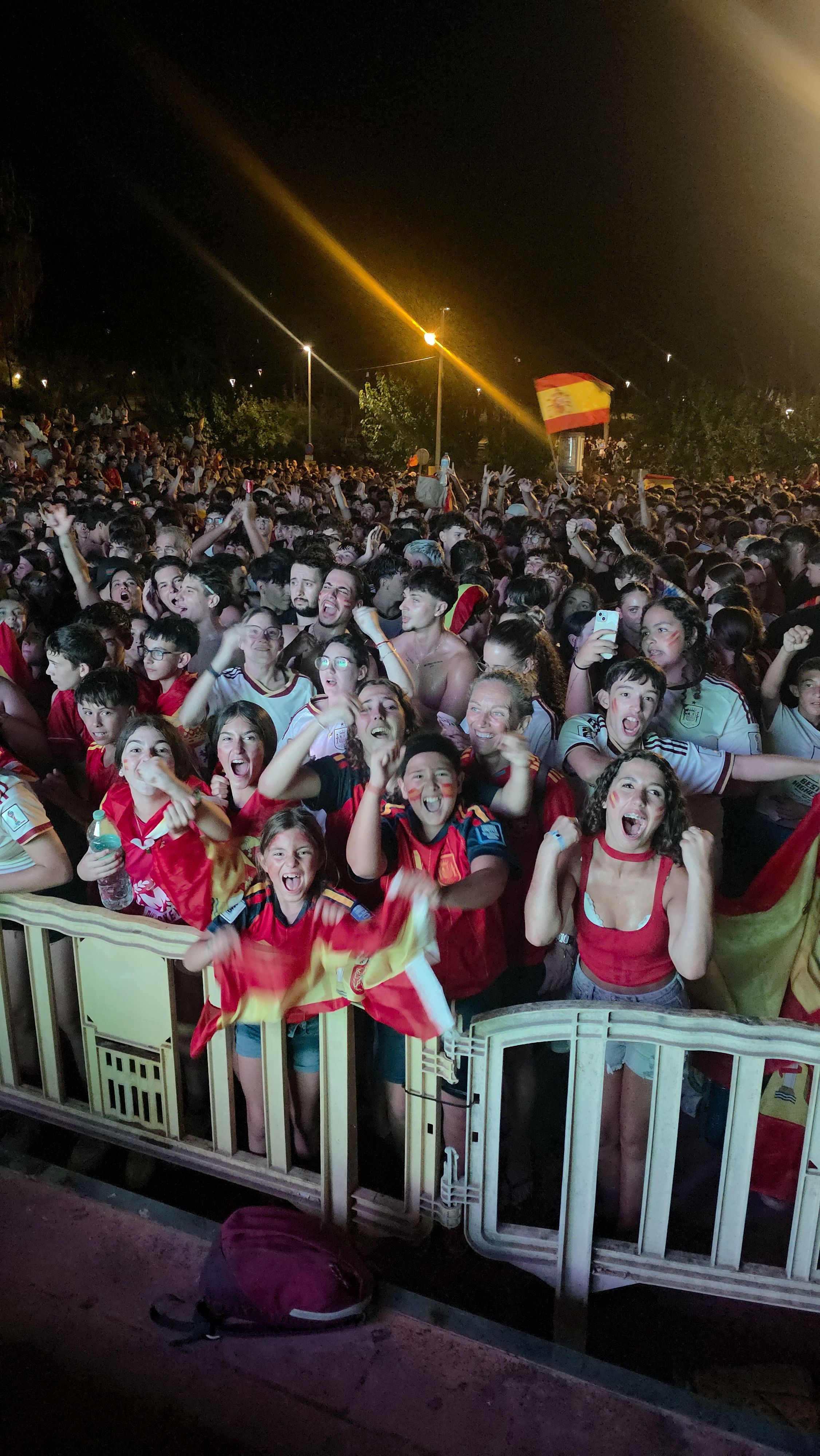 Centenars de ripolletencs vibren amb 'La Roja'  Foto: Marc Mata