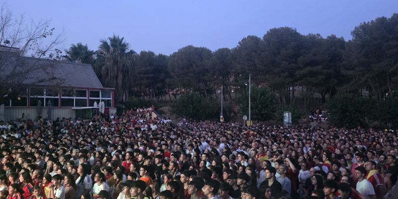 La plaça Joan Abad s'omple per seguir  'La Roja'  Foto: Marc Mata