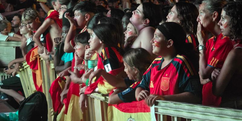 Centenars de persones vibren a Ripollet amb el passi d’Espanya a la final del Mundial. FOTO: Marc Mata