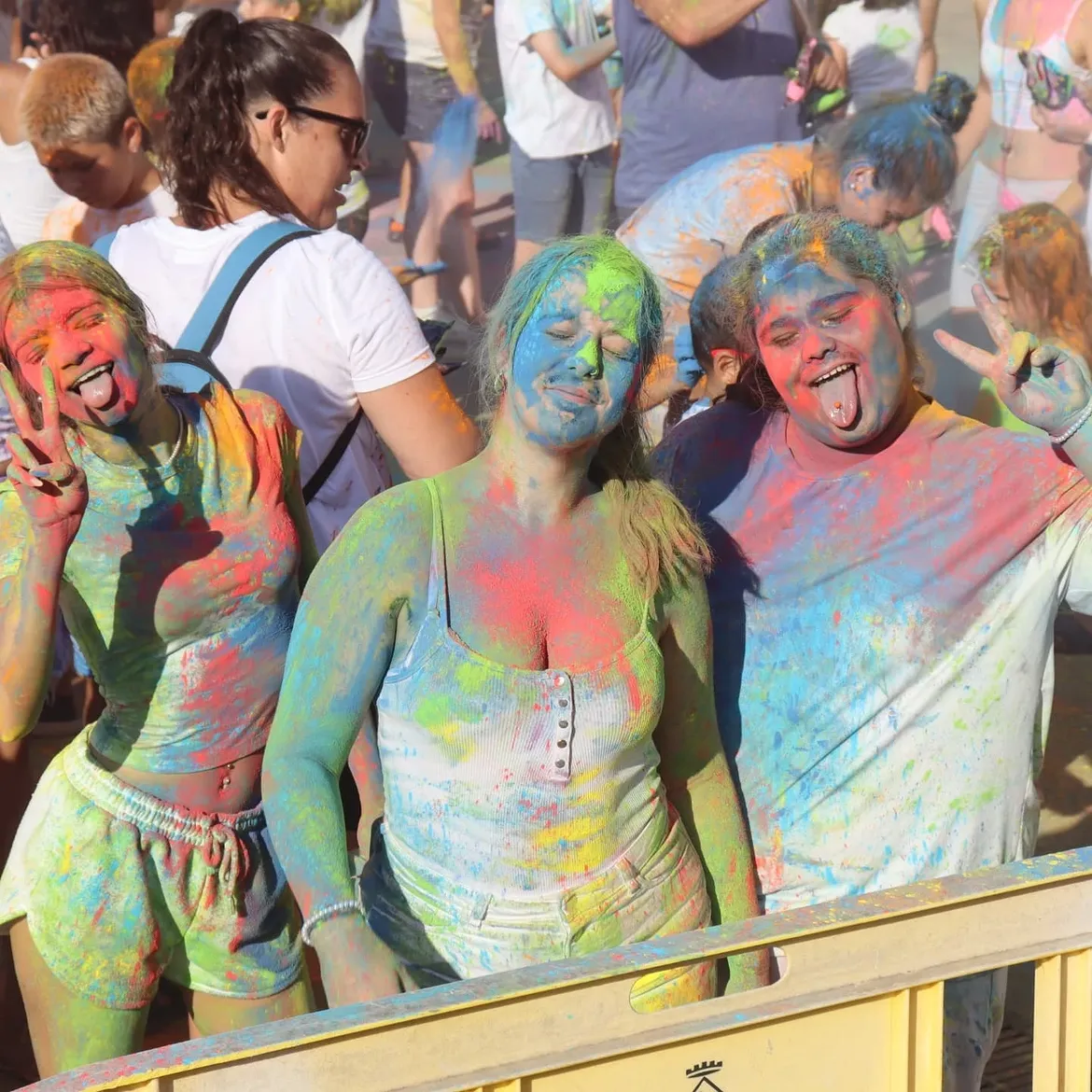 Festa Holi al parc del riu Ripoll l'any 2025. FOTO: Marc Mata