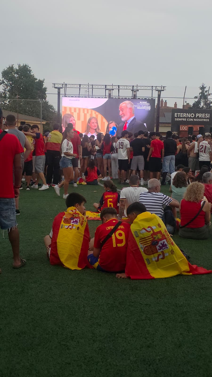 Milers de persones vibren a Ripollet amb el títol de Campions del Món. FOTO Marc Mata
