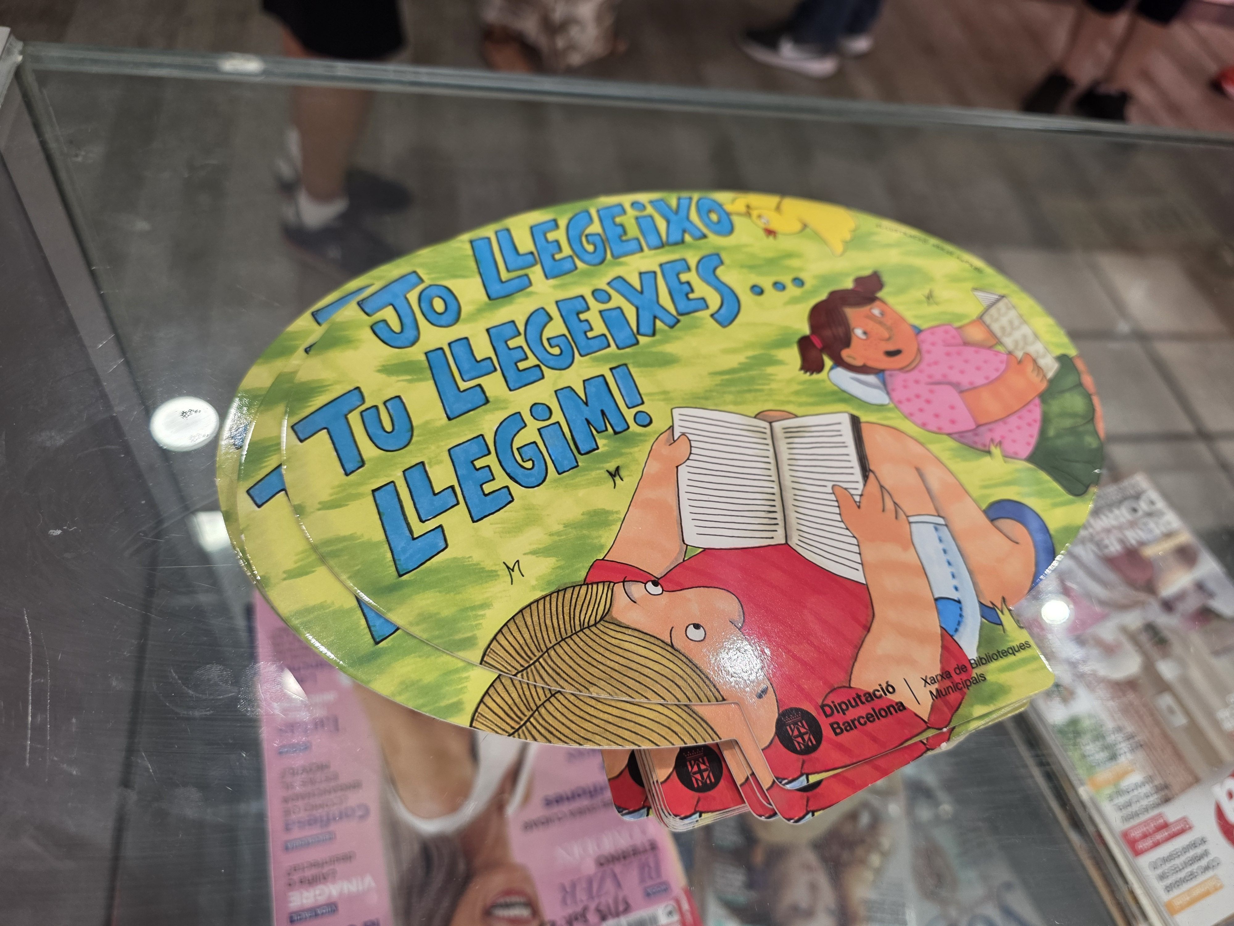 Un espai per llegir al mercat municipal. FOTO Marc Mata