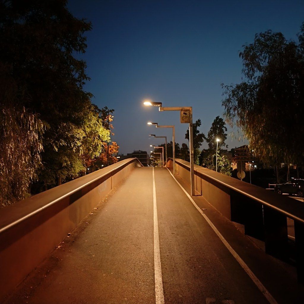 La passera de vianants del riu Ripoll amb el nou enllumenat. Foto: Ajuntament