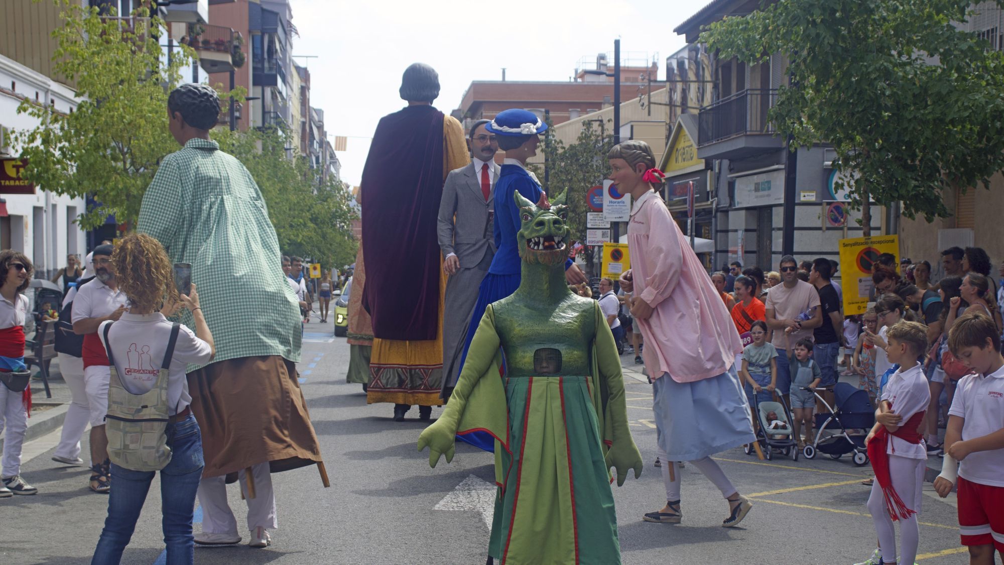 Cercavila de gegants durant la Festa Major de Ripollet.