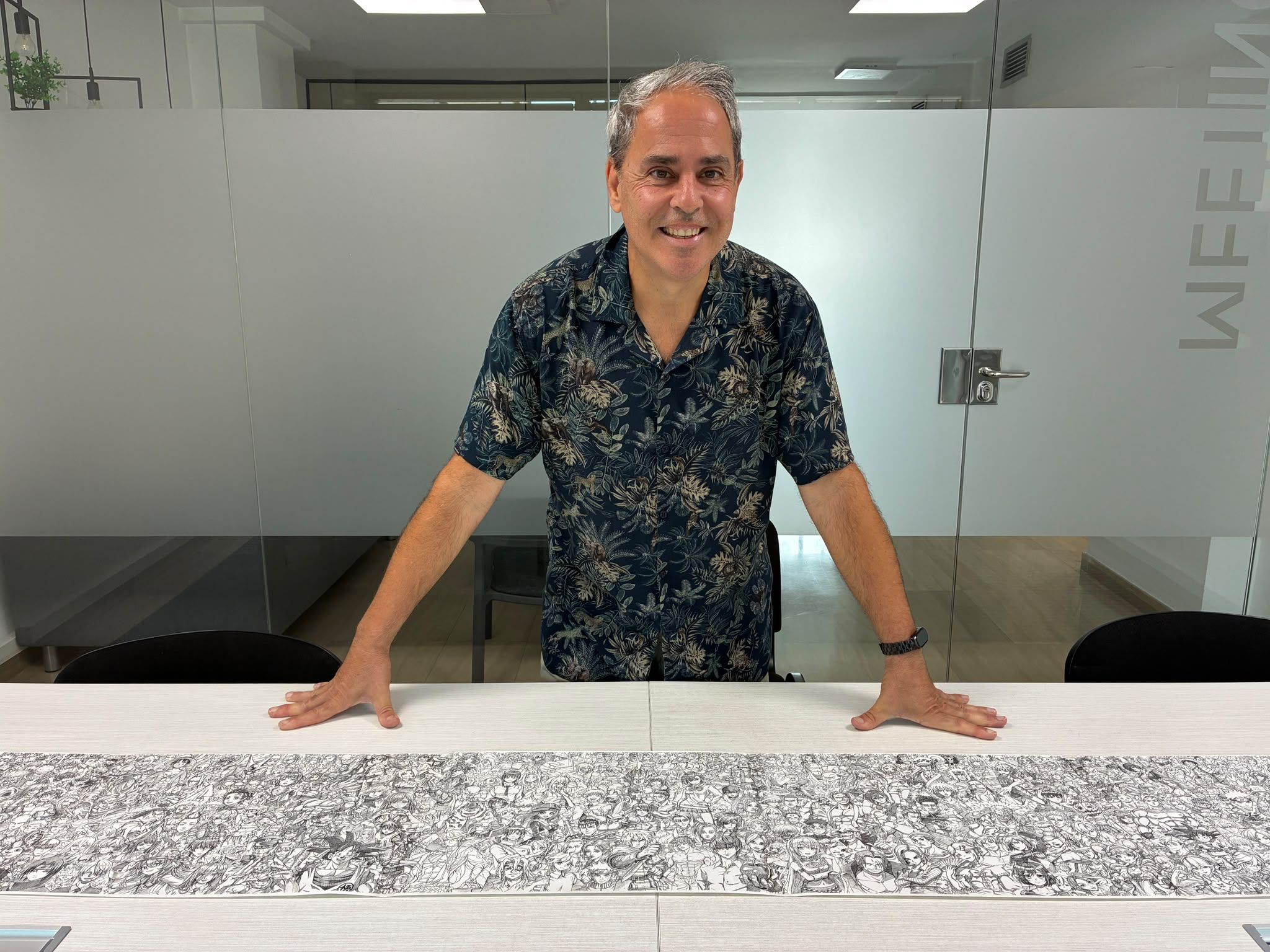 Manel Sánchez amb alguns dels seus dibuixos. Foto: Laia Jubany