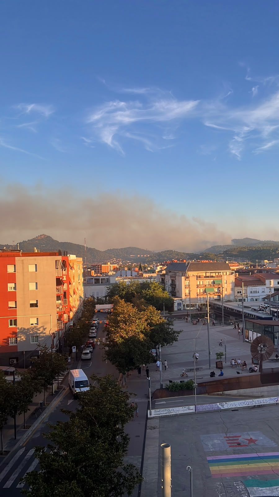 Incendi Collserola vist des de la rambla Sant Jordi de Ripollet. FOTO Cedida