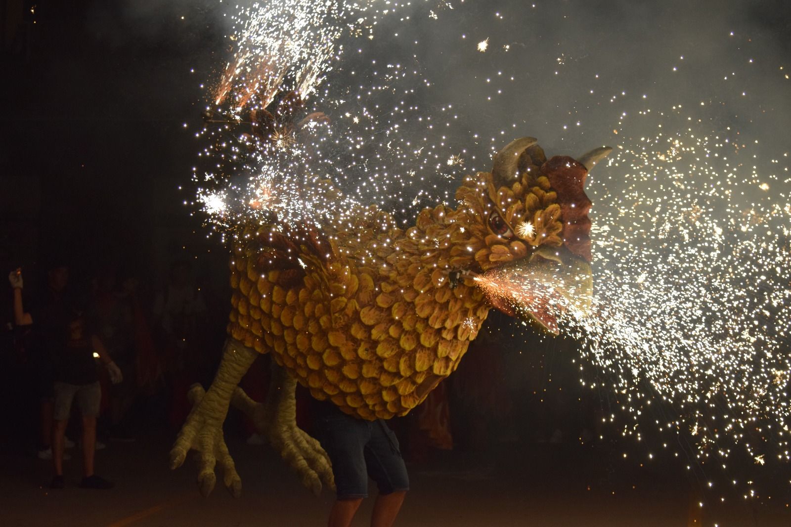El correfoc infernal será una de les grans activitats d'aquest dissabte. FOTO Marc Mata 