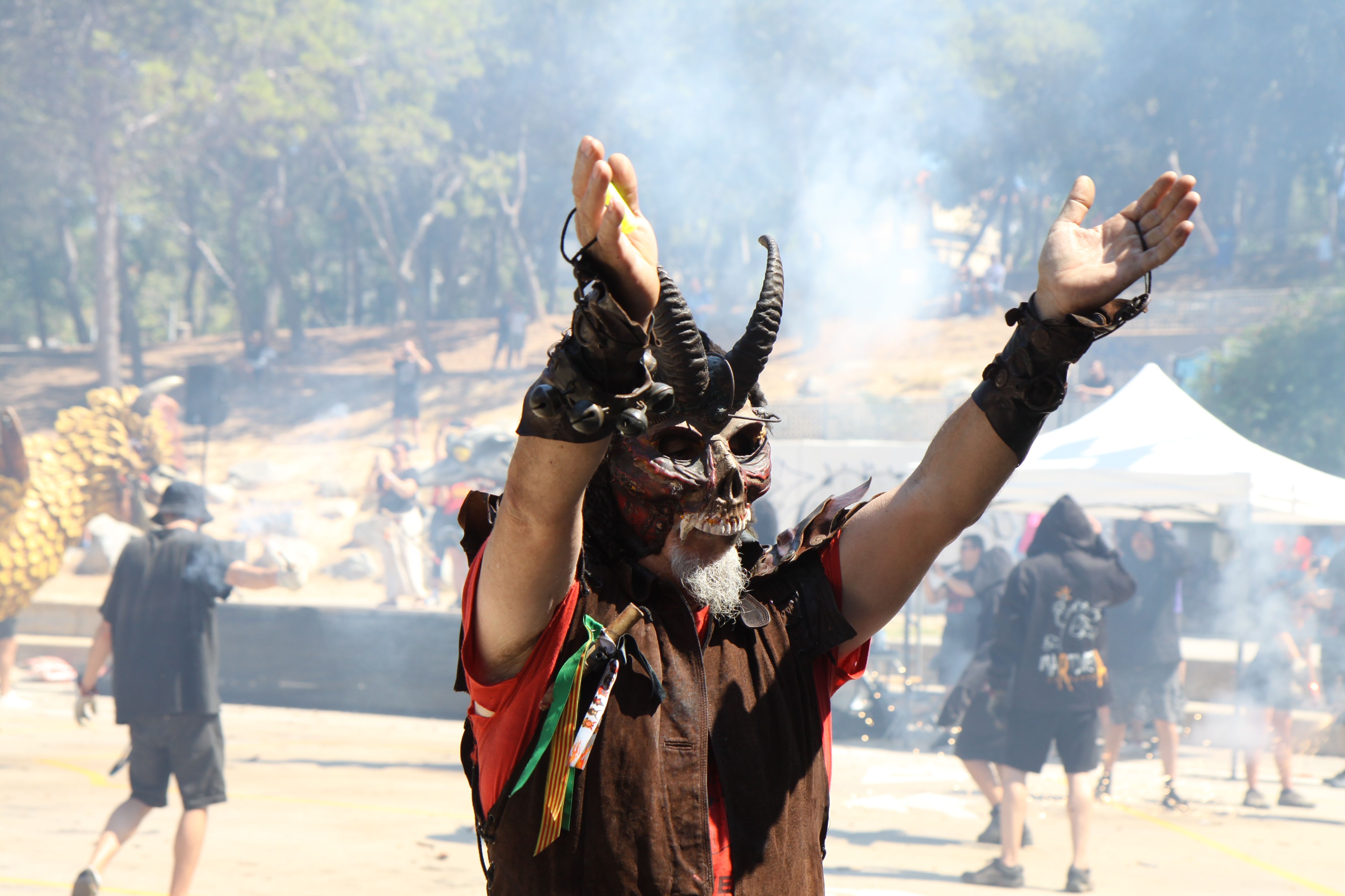 Els Diables de Morvedre animant la gent a apropar-se. Foto: Laia Jubany