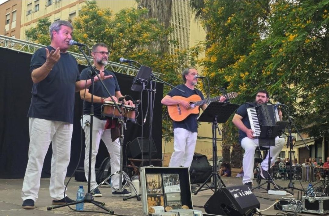 El grup Mar i Vent actuant a la ciutat veïna de Cerdanyola. FOTO: Marc Mata