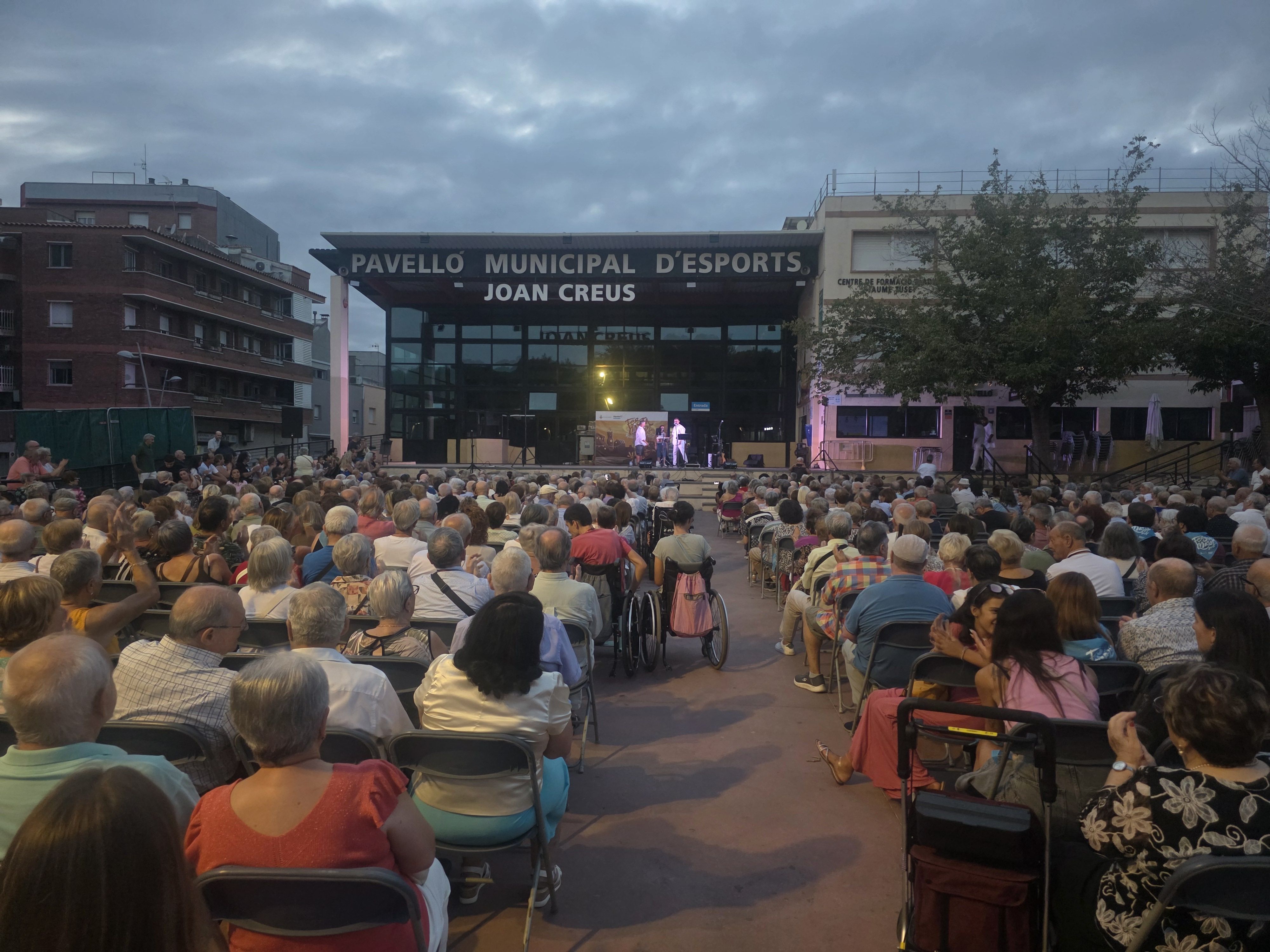 Les havaneres de Mar i Vent omplen la plaça Joan Abad. FOTO: Marc Mata