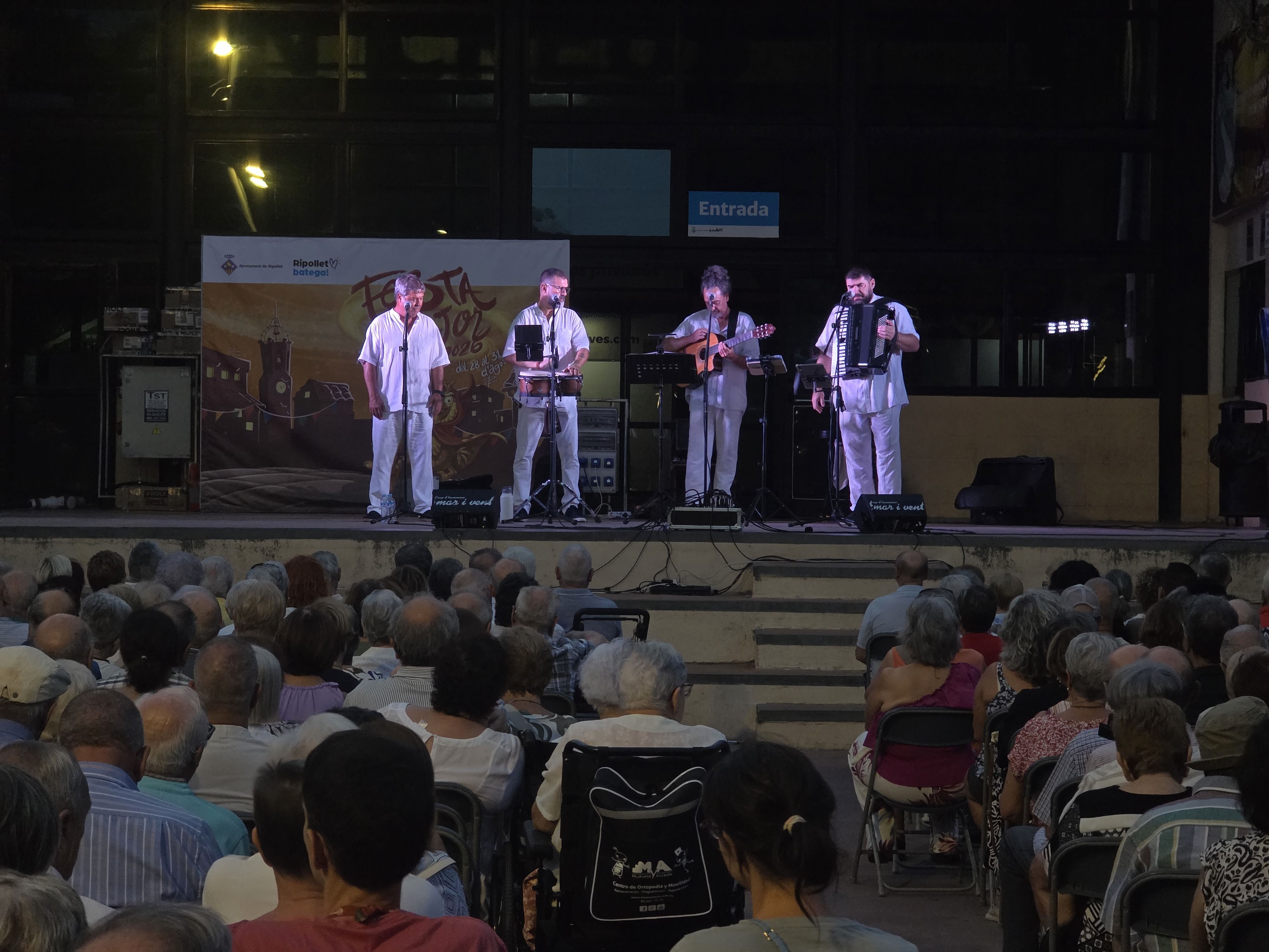 Les havaneres de Mar i Vent omplen la plaça Joan Abad. FOTO: Marc Mata