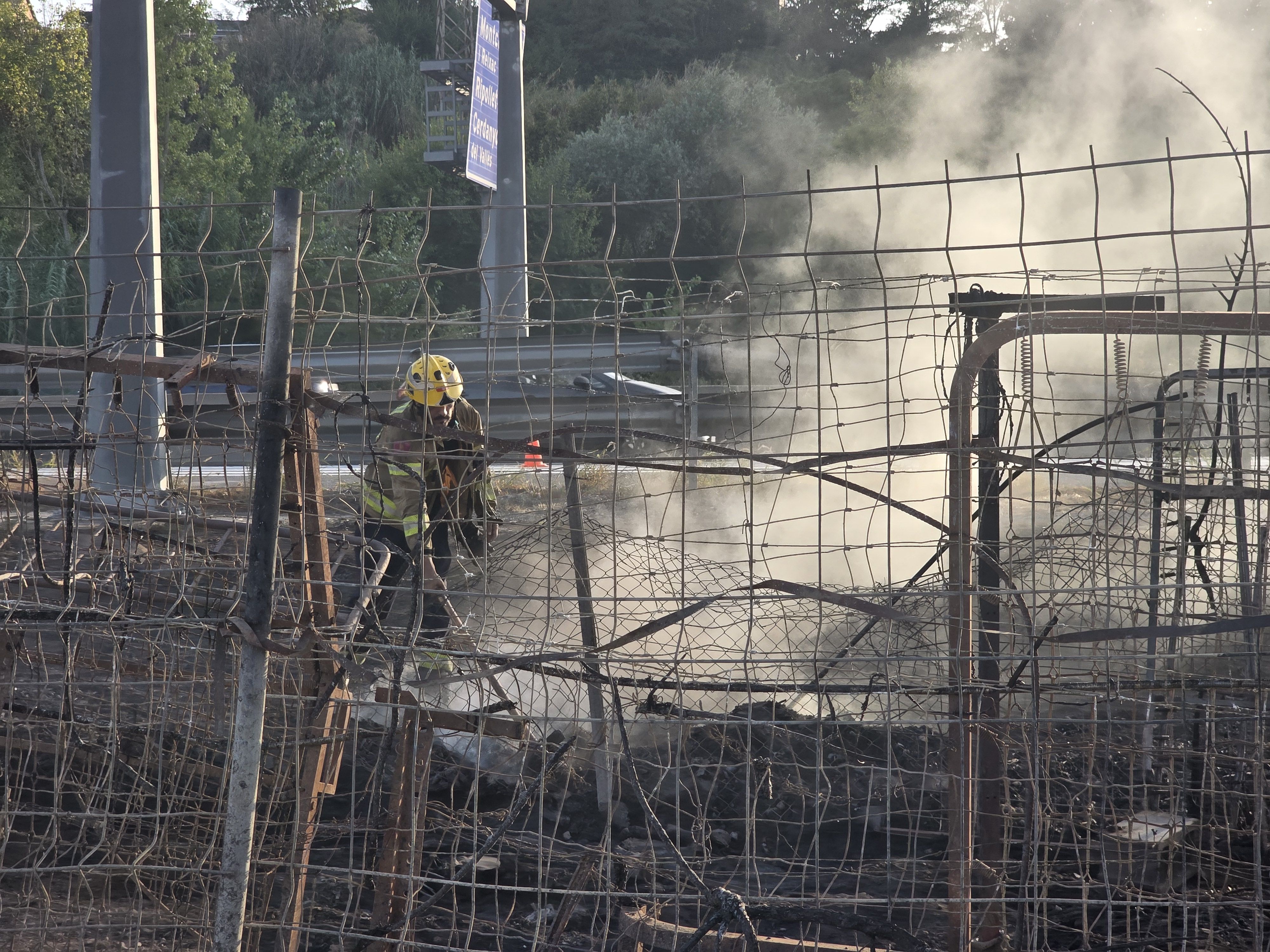 Un bomber apagant el foc. FOTO: Marc Mata