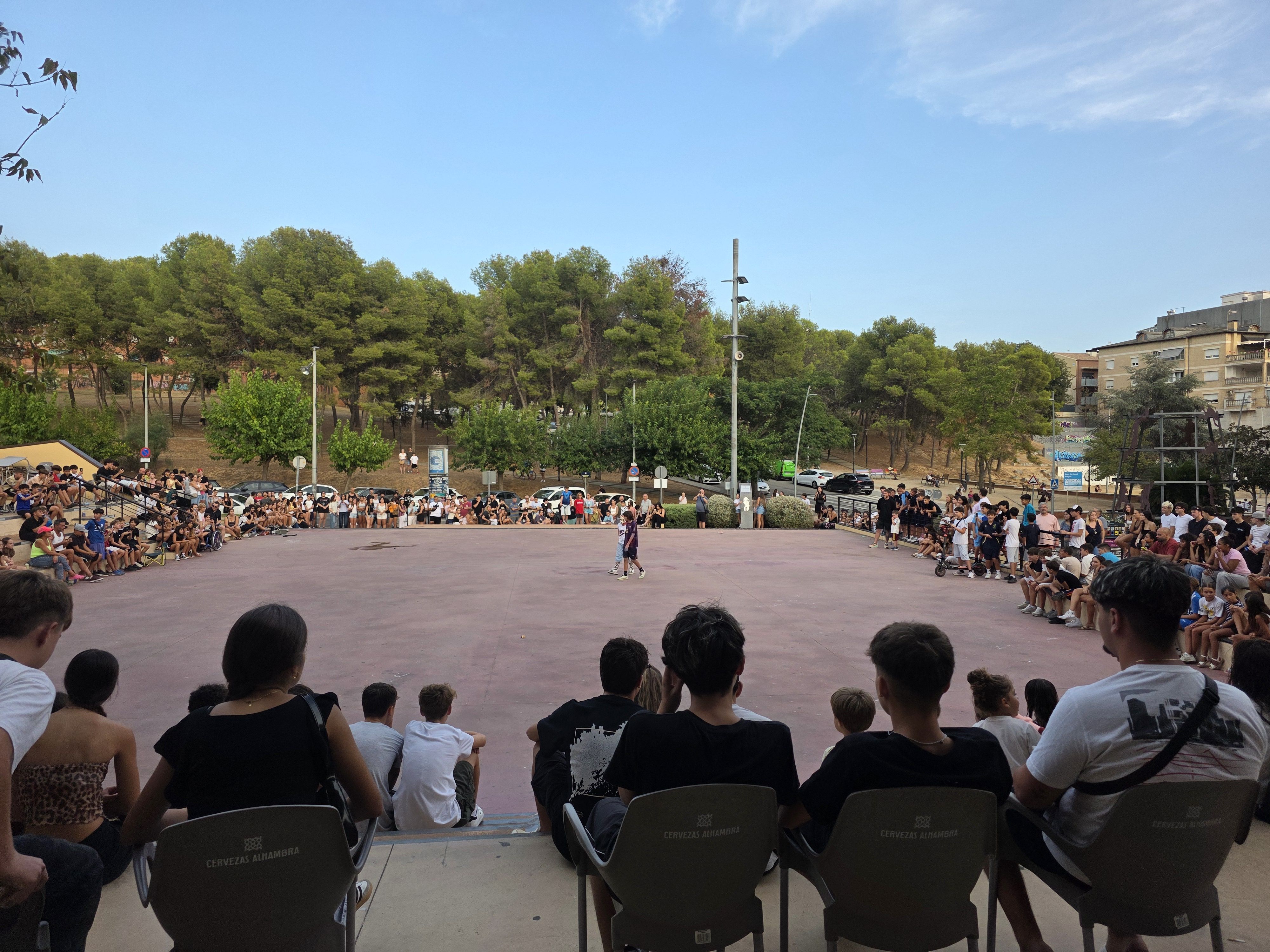 Centenars de joves s'han reunit a la plaça Joan Abad. FOTO: Marc Mata