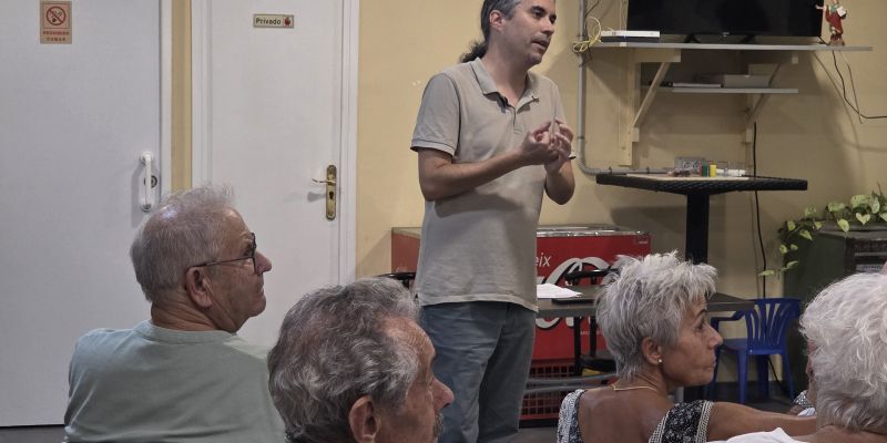 José Maria Osuna es reuneix amb el veïnat de Tiana per escoltar les seves preocupacions i necessitats. FOTO: Marc Mata
