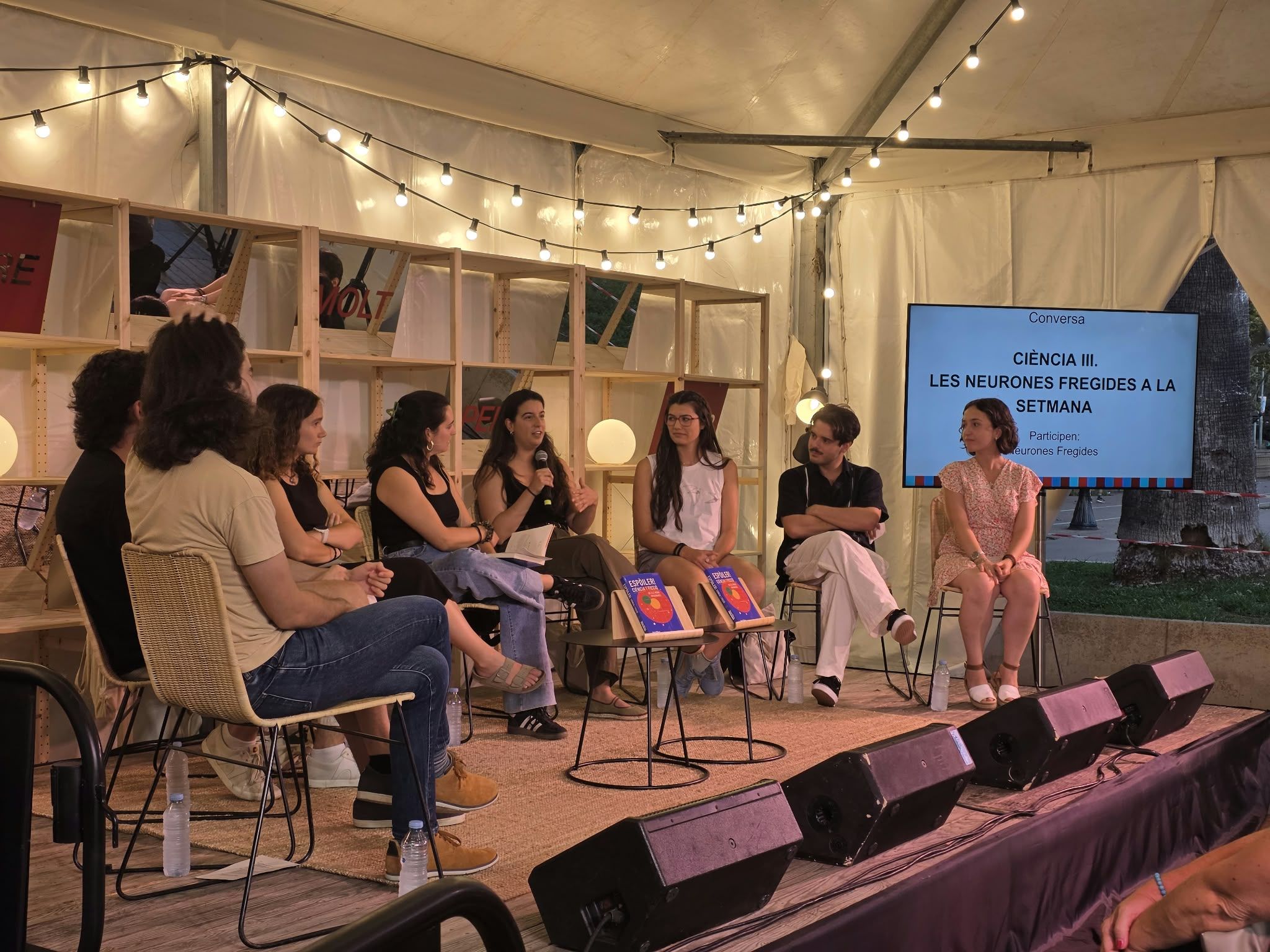 La ripolletenca Núria Escursell presenta 'Espòiler! Ciència i ficció en els mons imaginaris' a la Setmana del llibre en català. FOTO: Marc Mata