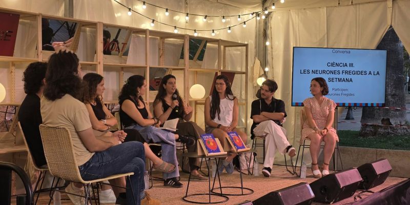 La ripolletenca Núria Escursell presenta 'Espòiler! Ciència i ficció en els mons imaginaris' a la Setmana del llibre en català. FOTO: Marc Mata