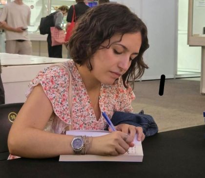 Núria Escursell signant el llibre a la Setmana del llibre en català. FOTO: Marc Mata