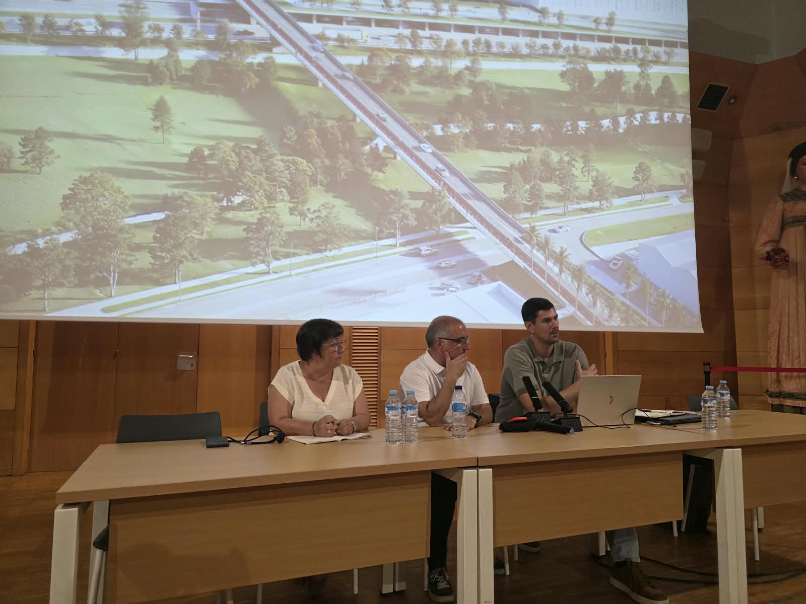 La regidora Lurdes Serra, l'alcalde Luis Tirado i el cap d'Urbanisme de l'Ajuntament, Oriol Bayó presenten la nova proposta de la C 58. FOTO: Marc Mata