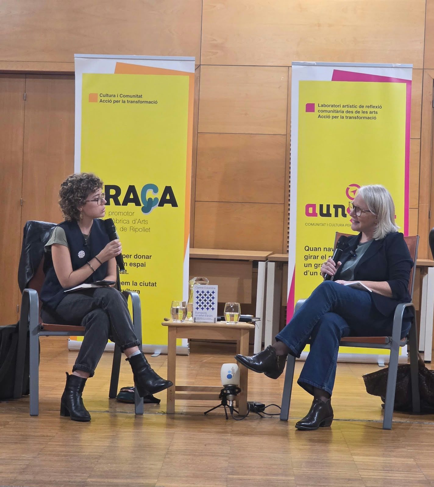 Les periodistes ripolletenques Carme Colomina (a la dreta) i Helena Rodríguez (a l'esquerra) parlen d'Europa. FOTO: Marc Mata 