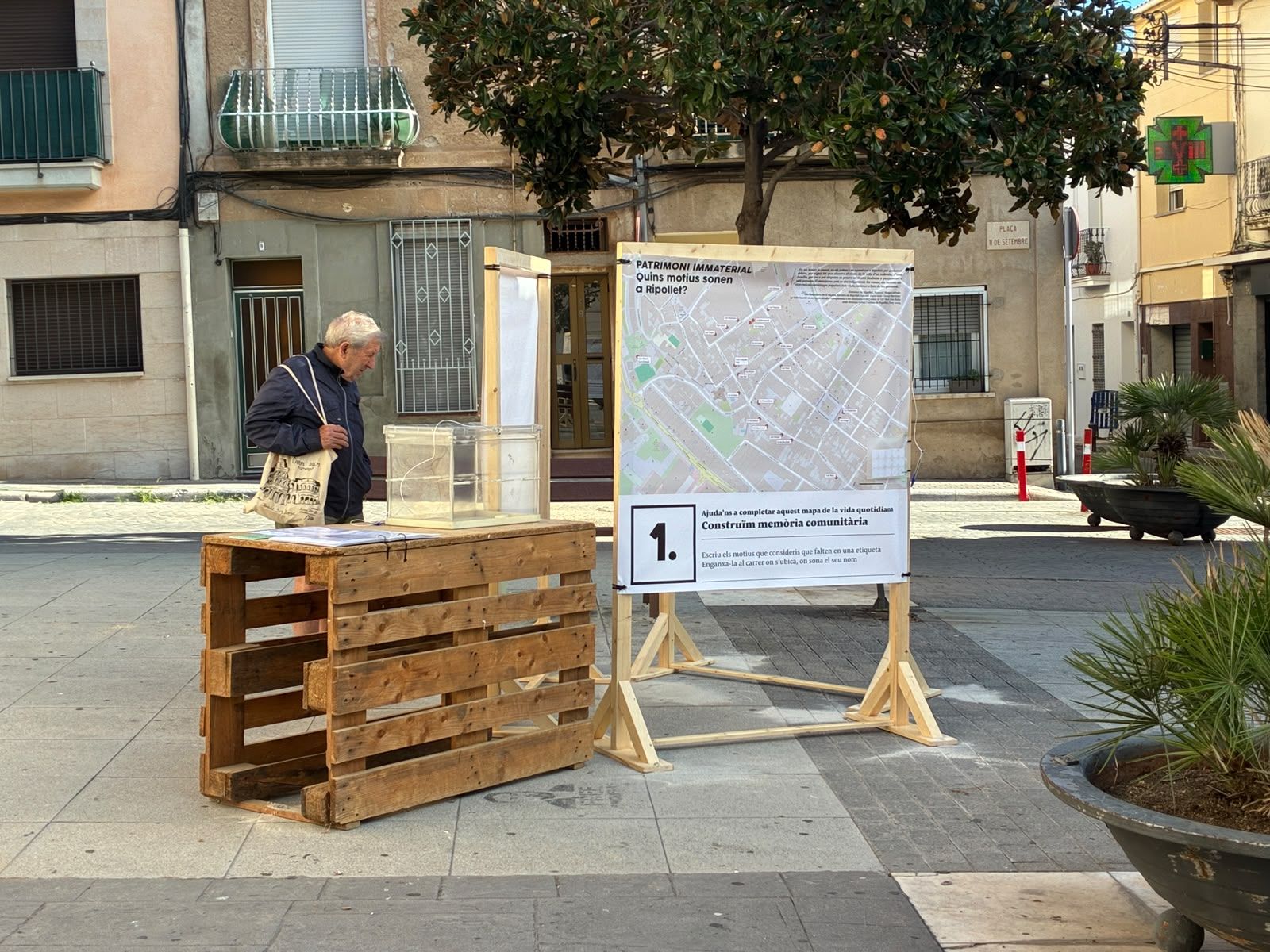 Un veí es mira la instal·lació davant el Teatre. Foto: Laia Jubany