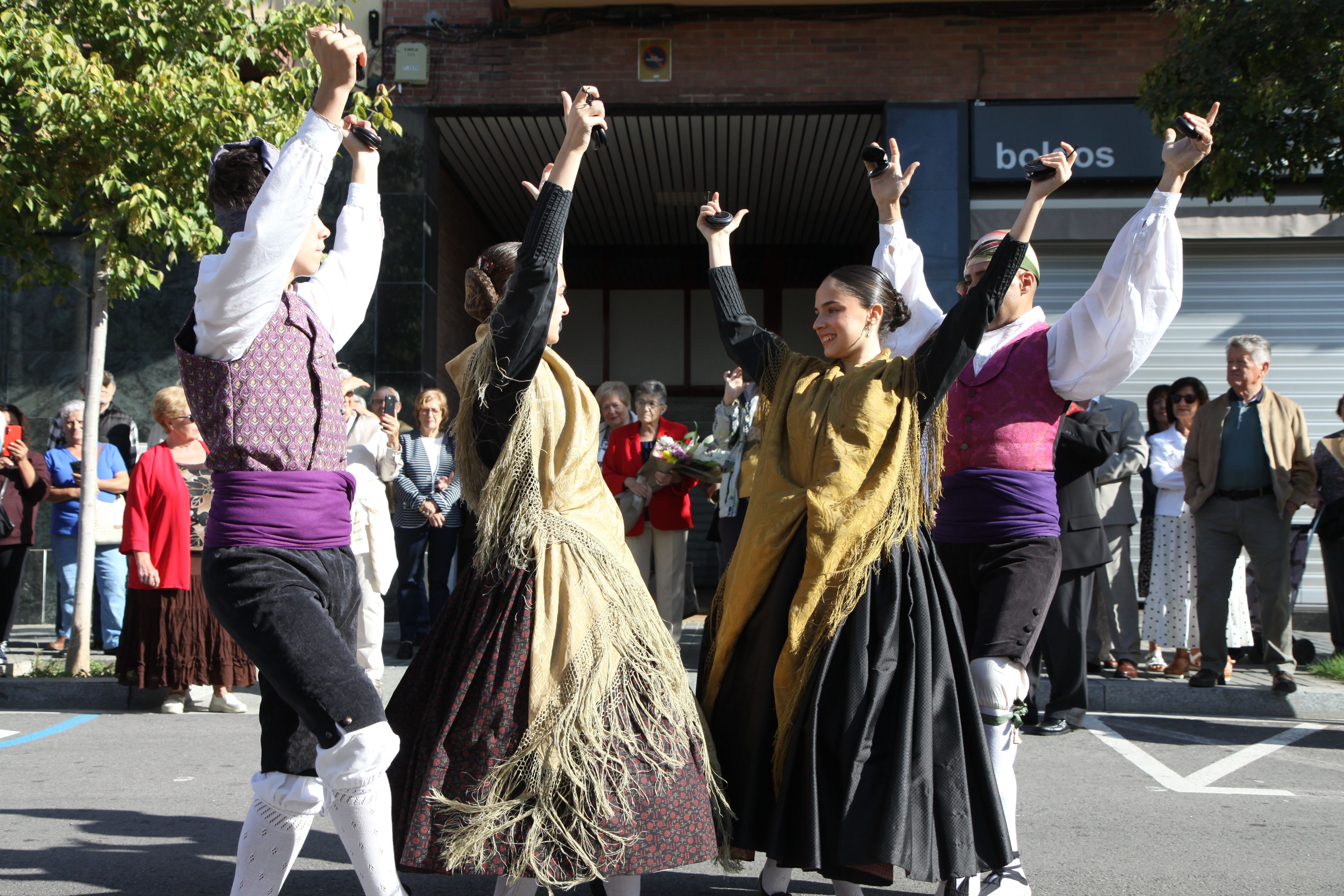 Ballada de jotes a la rambla de Sant Esteve. Foto: Laia Jubany