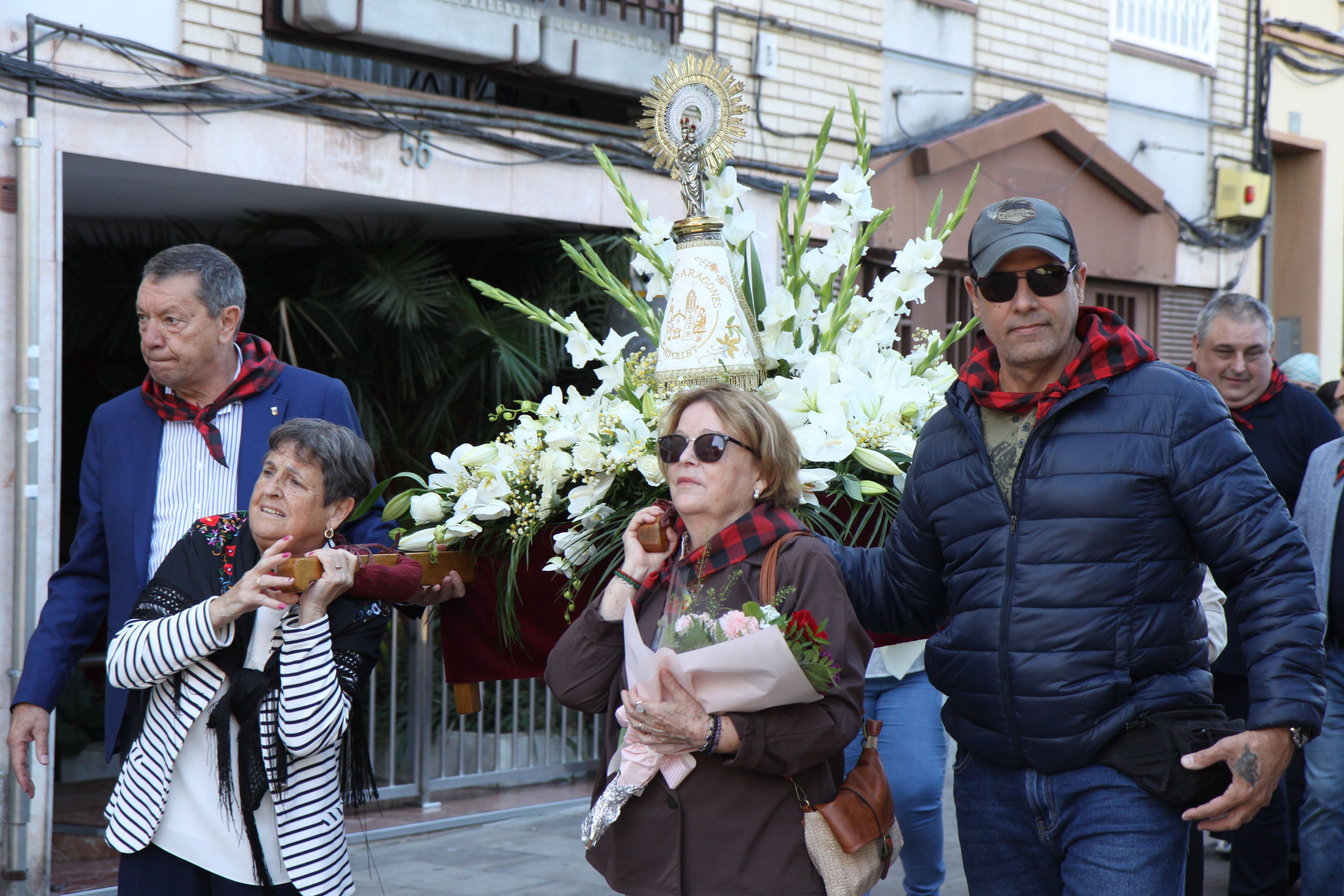 Membres del Centre Aragonès portant la Verge. Foto: Laia Jubany