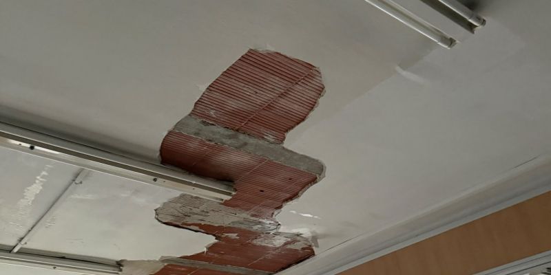 Filtracions al sostre de l'escola d'adults. FOTO: Cedida per InfoRipollet
