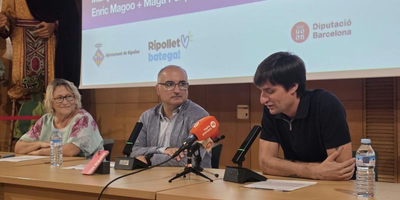 Alcalde de Ripollet, Luis Tirado; el regidor de Cultura, Patrimoni i Política Lingüística, Roger Bayó i la directora artística del DAMA, Teia Moner. FOTO Marc Mata