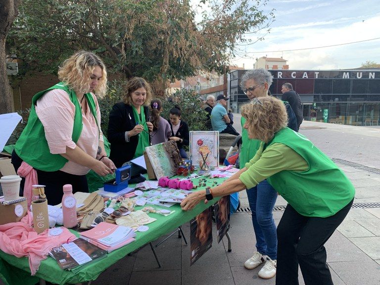 Taula informativa de la Campanya del Dia Mundial Contra el Càncer de Mama. FOTO Ajuntament de Ripollet/InfoRipollet