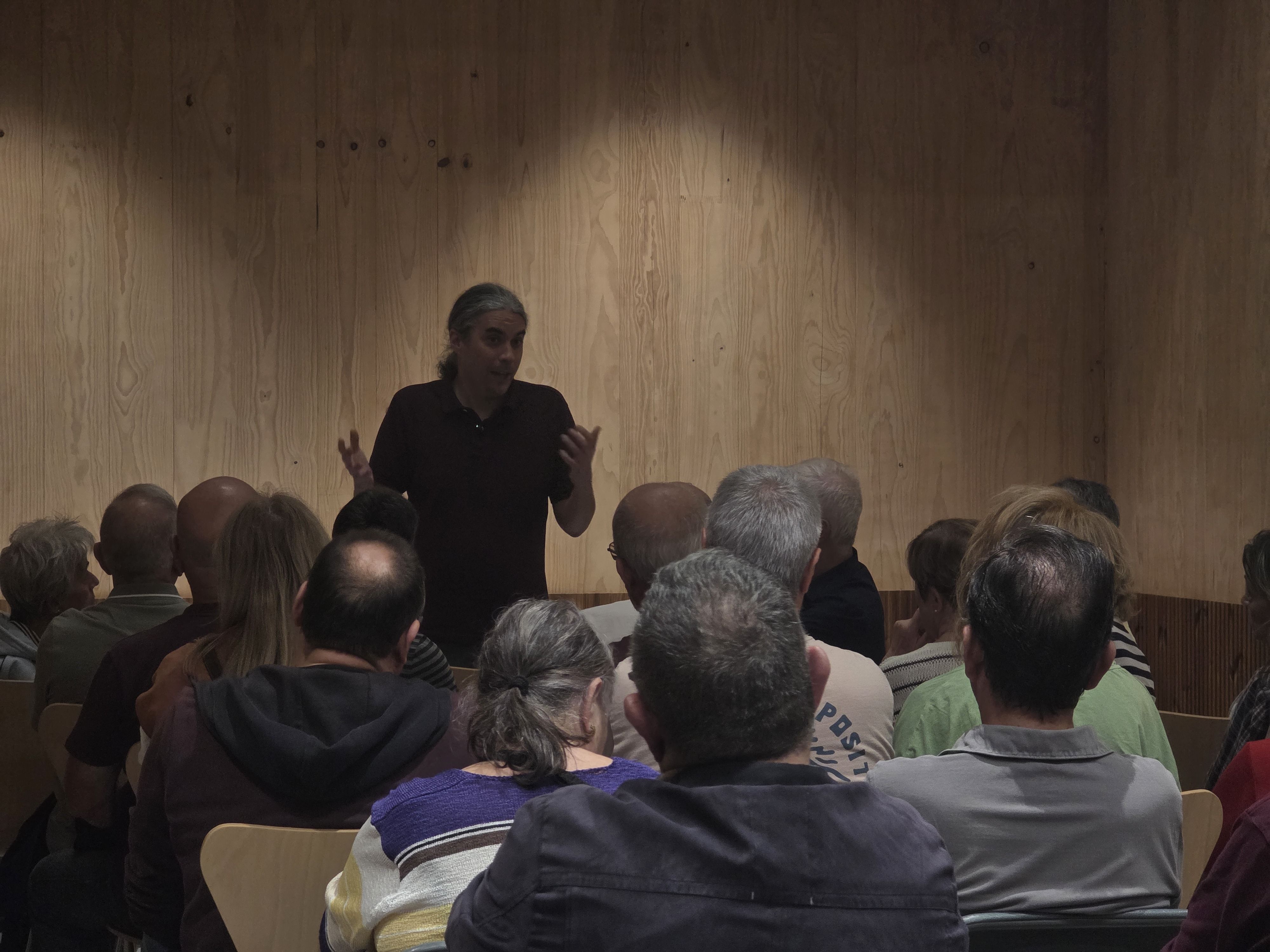 Osuna tancant la trobada “Els Barris Parlen”. Foto: Marc Mata