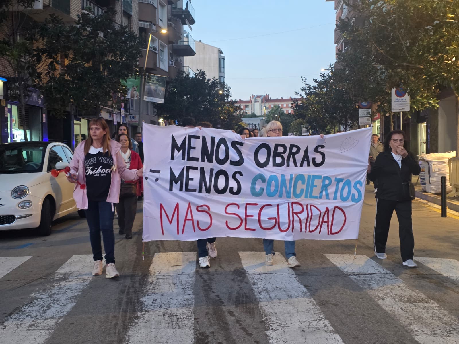 Uns 80 veïns es manifesten per la seguretat en el municipi. FOTO Marc Mata (TOT Ripollet)