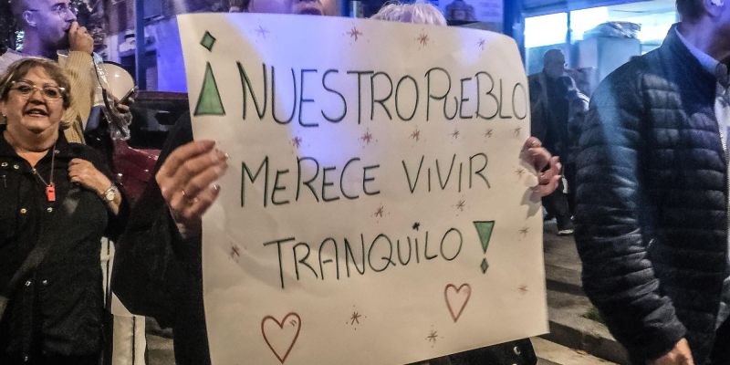 Una veïna amb un cartell reclamant seguretat a la ciutat. FOTO Marc Mata (TOT Ripollet)