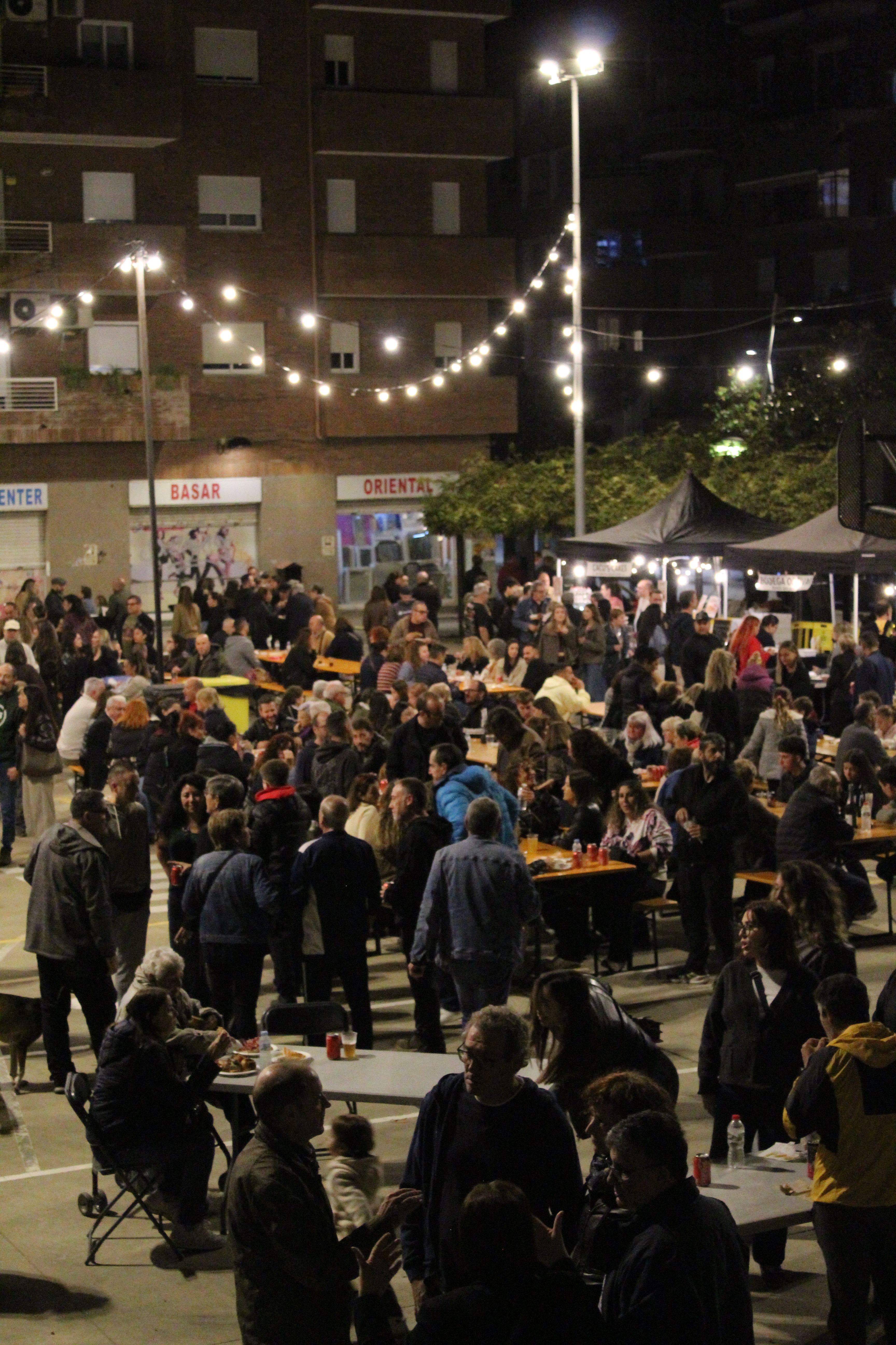 Les pistes de l'ESBAR han esdevingut un espai de trobada durant la Nit de Tapes. Foto: Sergio Sánchez