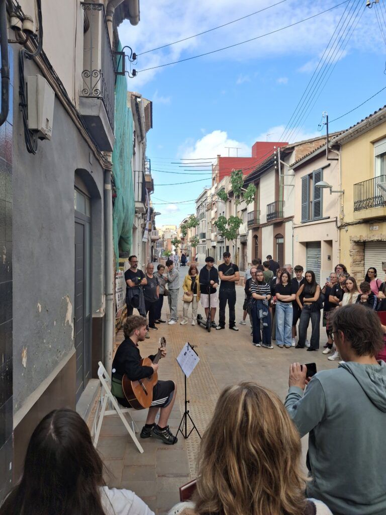 Actuació musical durant la Ruta Stolpersteine 2026. Foto: INS Lluís Companys