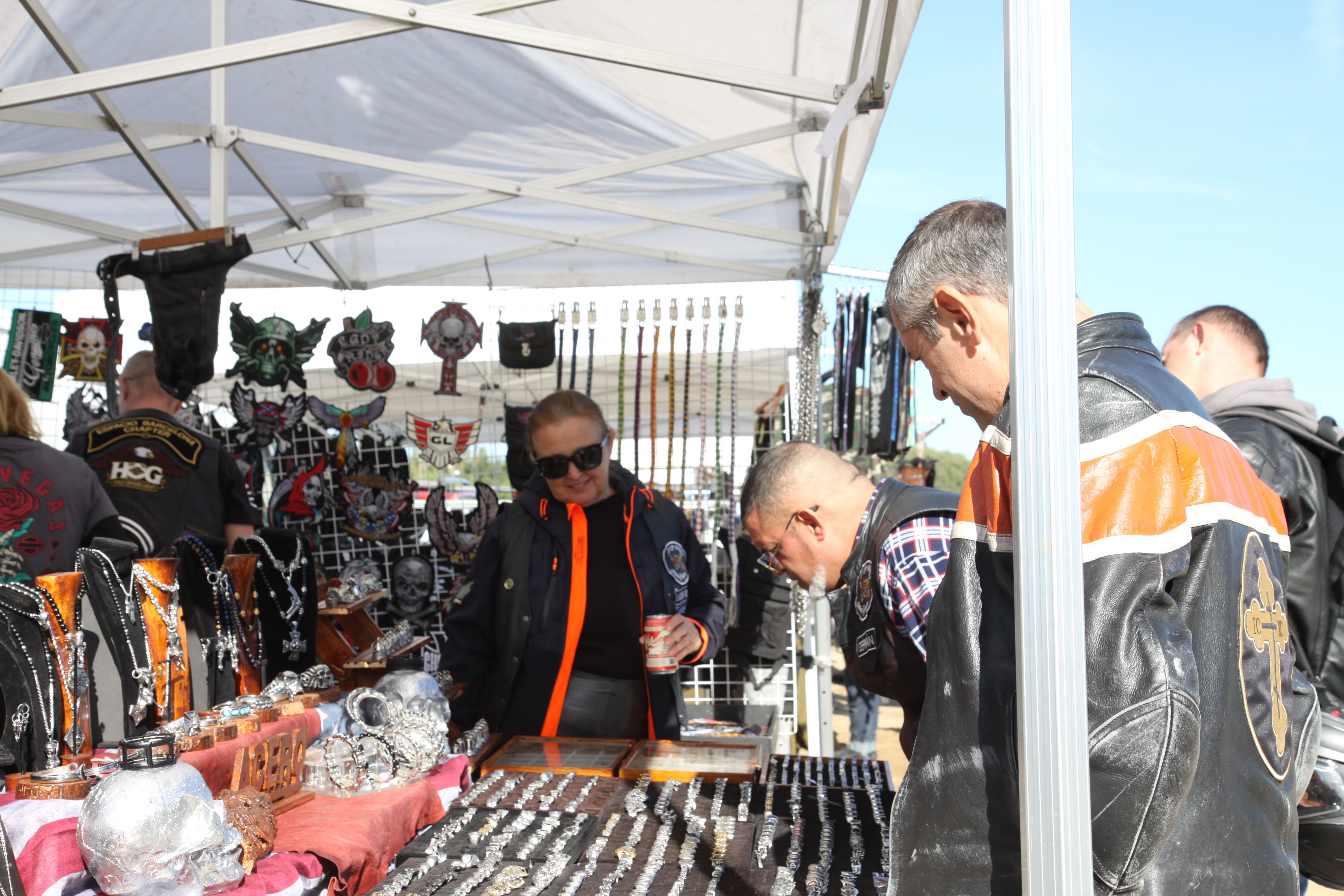 Membres d'un motor club mirant el gènere d'una de les paradetes. Foto: Laia Jubany