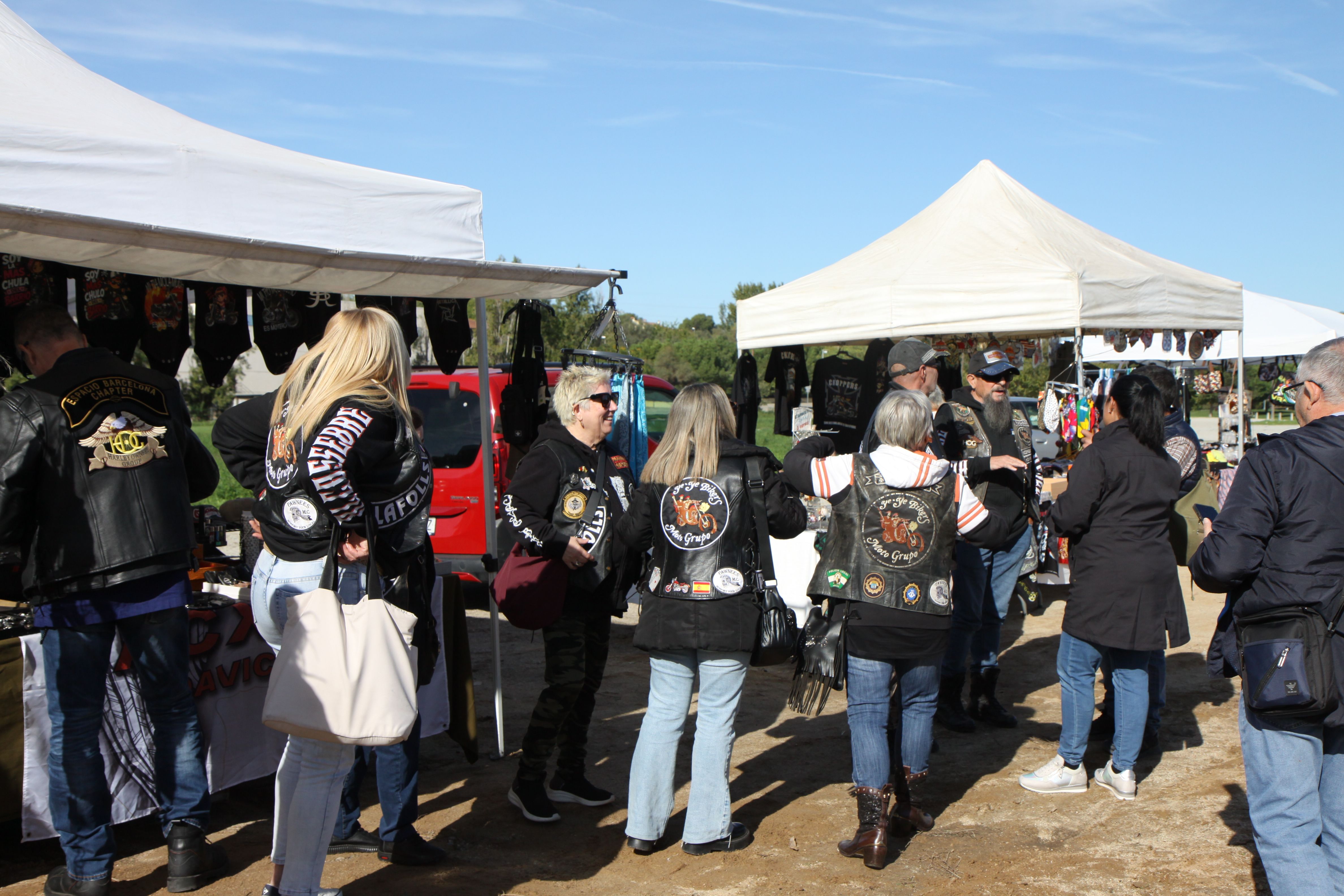 Retrobades entre membres de diferents motor clubs. Foto: Laia Jubany