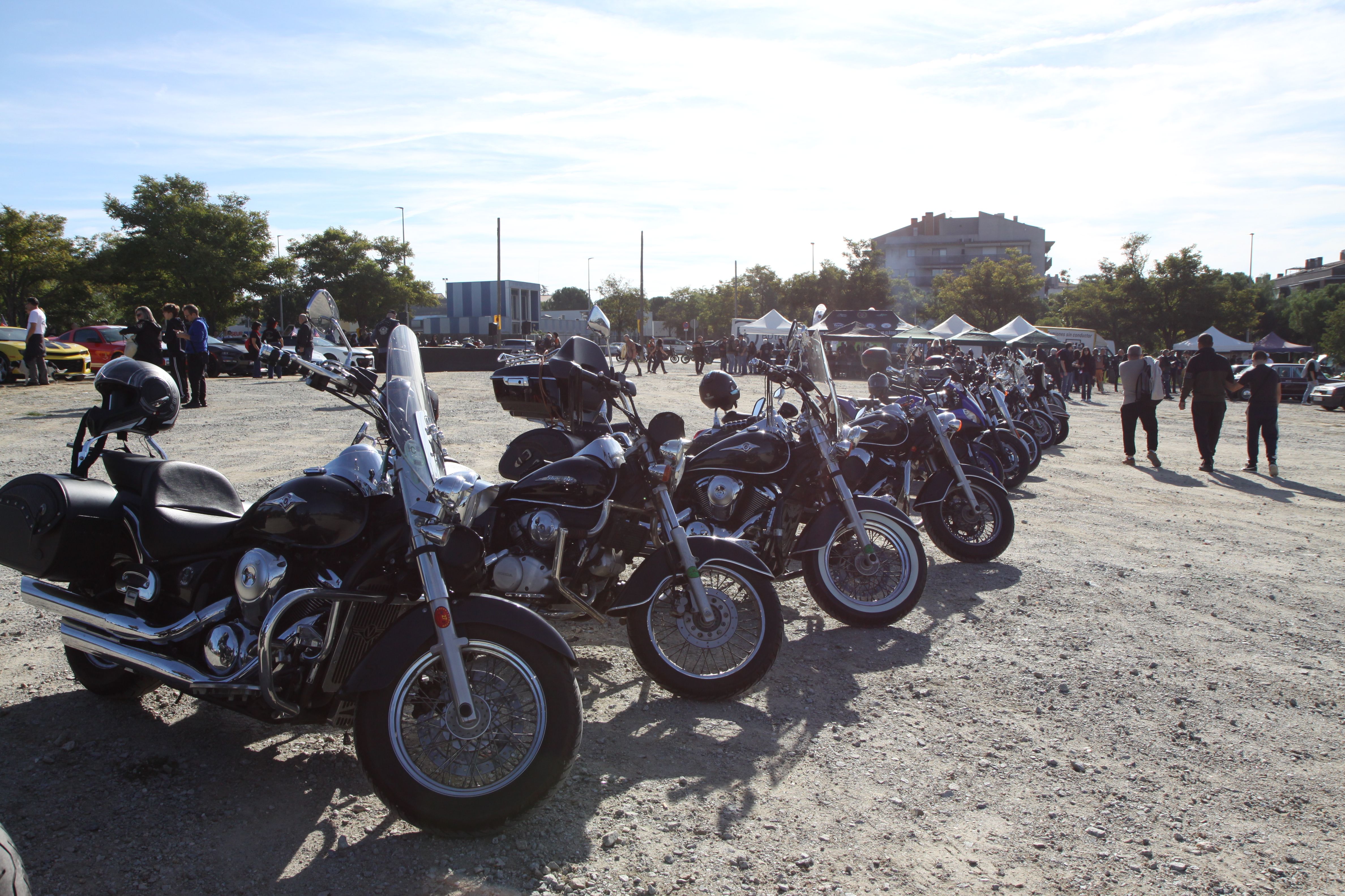 Les motocicletes brillant al sol. Foto: Laia Jubany