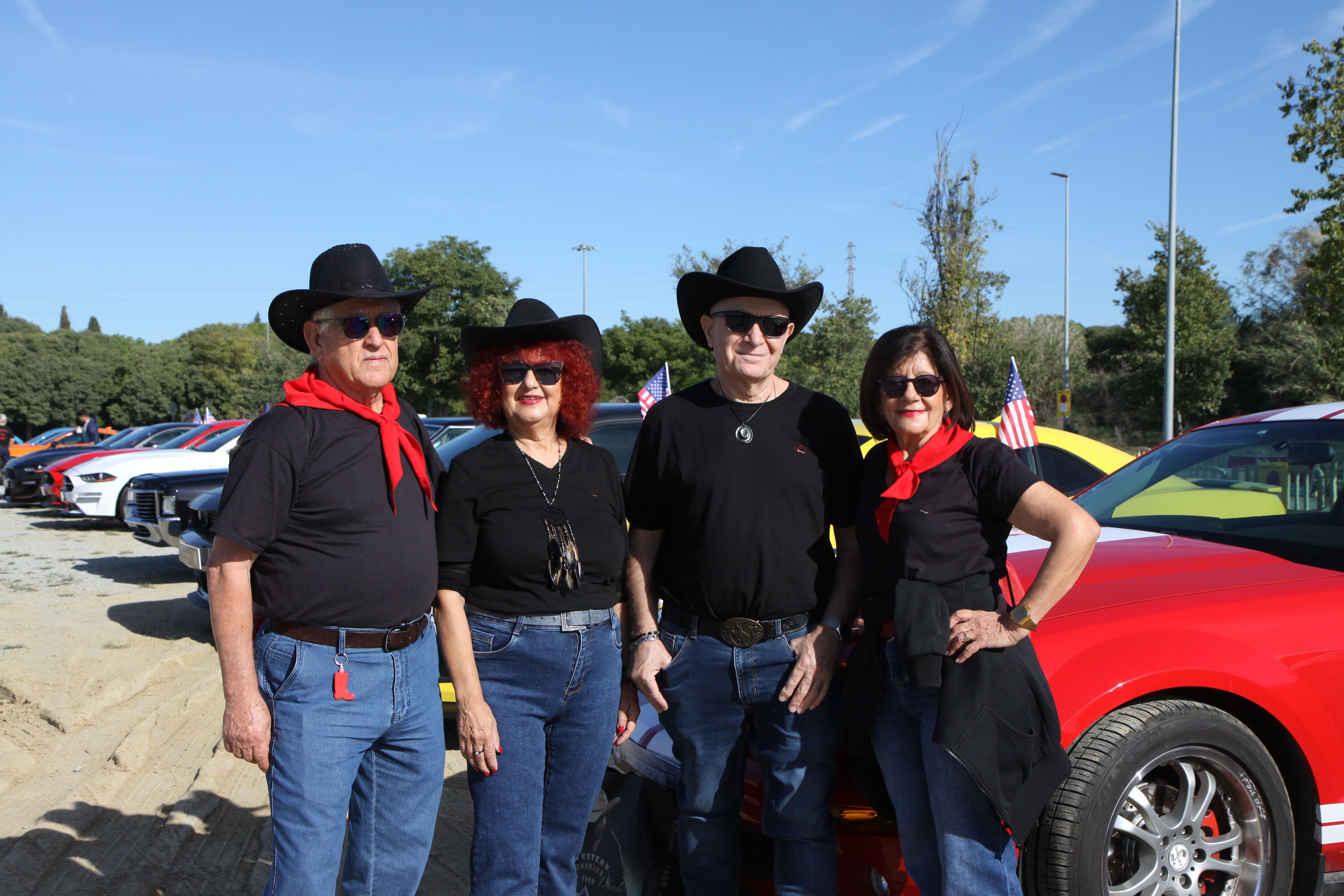 Membres de l'Associació Ripollet Country Line Dance gaudint dels cotxes exposats. Foto: Laia Jubany