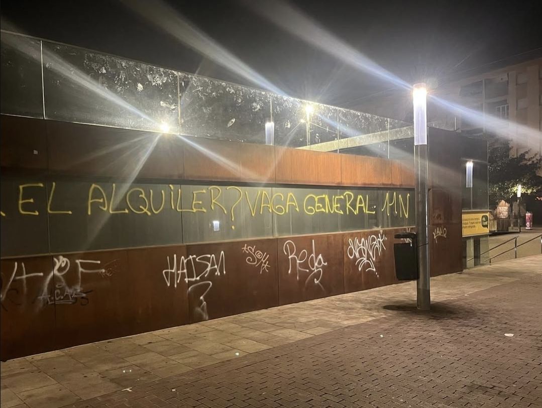 Un cartell publicitari vandalitzat. FOTO: Ajuntament de Ripollet