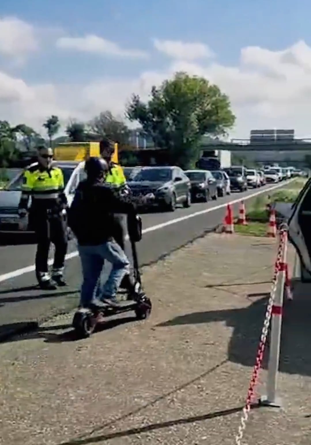 Una persona en patinet a la C58. FOTO: Mossos 